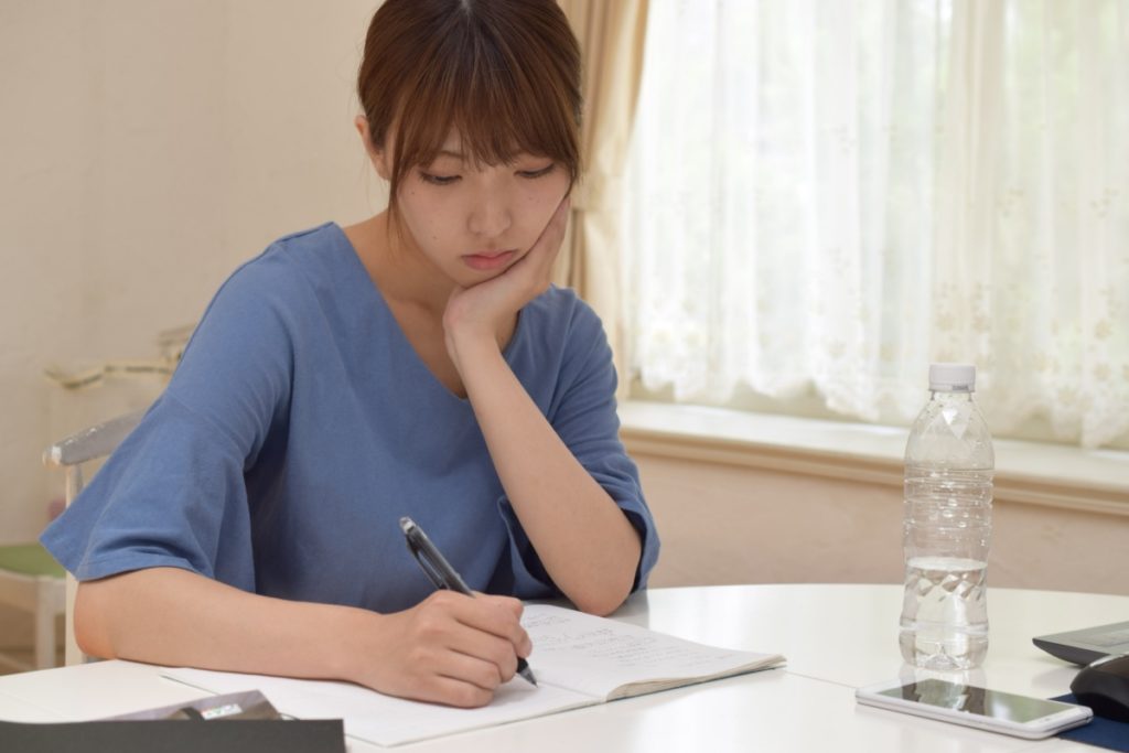 専門学校の試験対策は答練漬けとなるので、自宅でも勉強する時間を増やして対応しました。