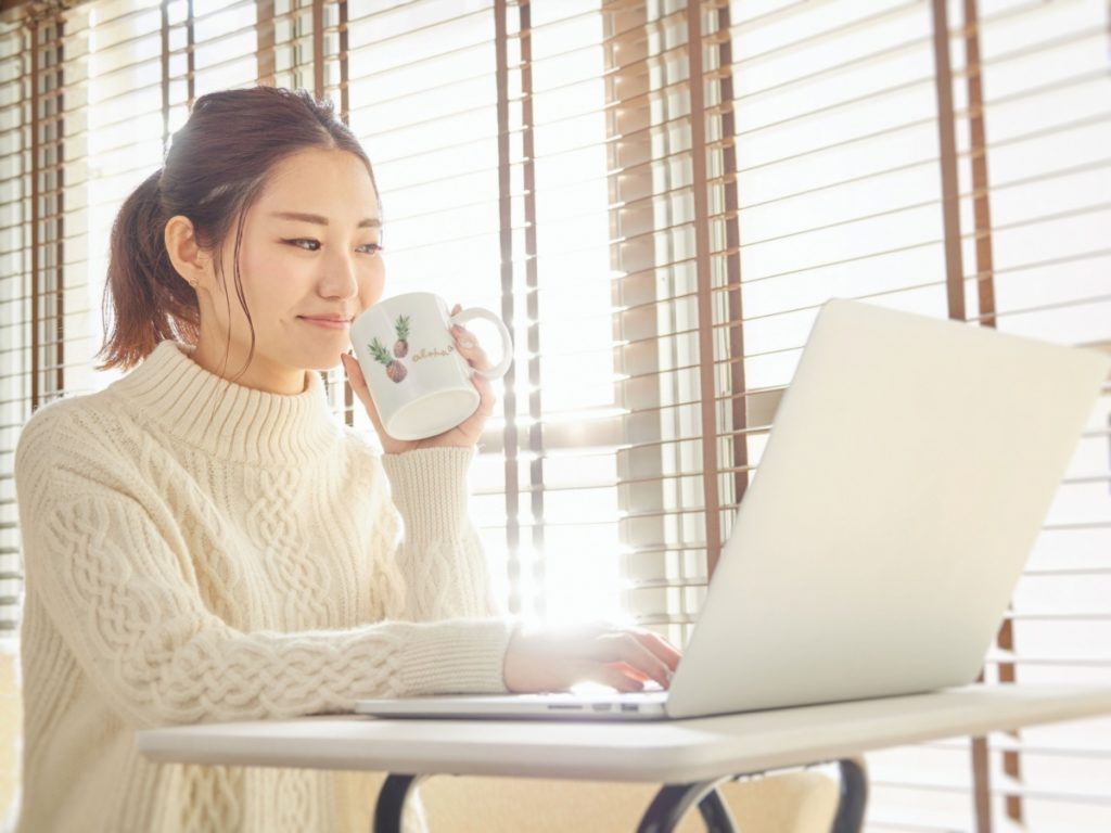 社労士の資格取得に向けて勉強するOLさん。